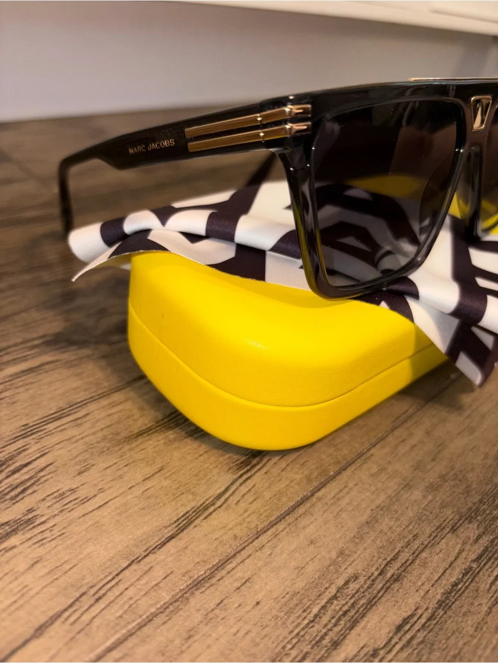 NEW Marc Jacobs Black Frame Sunglasses with Gradient Brown Lenses